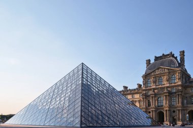 Paris 'teki Louvre Müzesi Piramidi (The Grand Louvre) dünyanın en büyük müzelerinden biridir ve tarihi bir anıttır..
