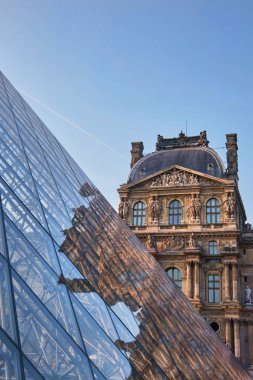 Paris 'teki Louvre Müzesi Piramidi (The Grand Louvre) dünyanın en büyük müzelerinden biridir ve tarihi bir anıttır..