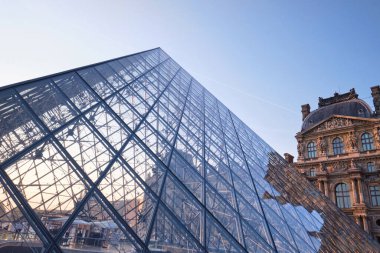 Paris 'teki Louvre Müzesi Piramidi (The Grand Louvre) dünyanın en büyük müzelerinden biridir ve tarihi bir anıttır..
