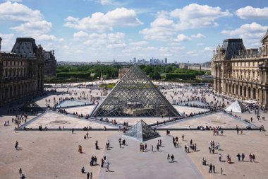 Paris 'teki Louvre Müzesi Piramidi (The Grand Louvre) dünyanın en büyük müzelerinden biridir ve tarihi bir anıttır..
