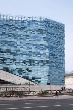 Snhetta tarafından tasarlanan Le Monde Grup genel merkezinin mavi cam cephesi.
