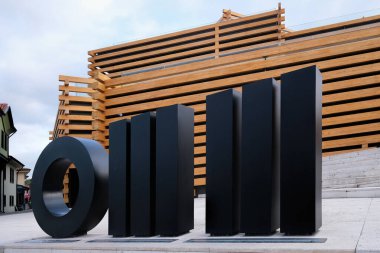 Eskisehir, Türkiye, Ekim 2020 - Japon mimarlık ofisi Kengo Kuma & Associates tarafından tasarlanan OMM Odunpazari Modern Müzesi Manzarası, Dış görünüm, Müze Logosu.