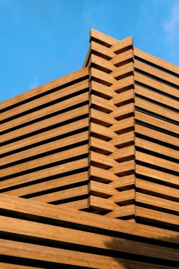 Eskisehir, Türkiye, Ekim 2020 - Japon mimarlık bürosu Kengo Kuma & Associates tarafından tasarlanan OMM Odunpazari Modern Müzesi manzarası, ahşap detaylar.