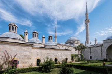 Edirne, Türkiye - Ekim 2021: Antik Osmanlı hastanesinin avlusundan gökyüzü bulutlu, Sultan II. Bayezid Kompleksi. Konut Tıp Müzesi.