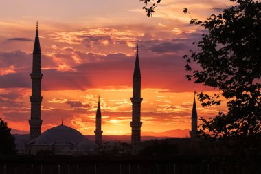 Edirne, Türkiye - Ekim 2021: Uc Serefeli Camii ve minareleri üzerine gün batımı
