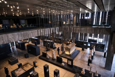 Çanakkale, Türkiye - 29 Ekim 2021: Truva Müzesi, Truva Antik Şehir Müzesi 'nin yeni sergi salonunun iç manzarası