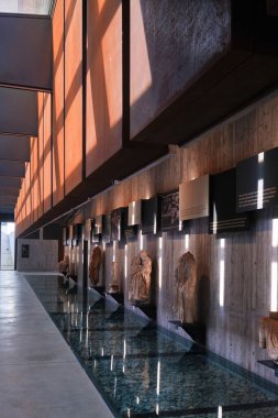 Çanakkale, Türkiye - 29 Ekim 2021: Truva Müzesi, Truva Antik Kenti 'nin yeni müzesinin iç manzarası ve korse çelik malzeme ve sergi duvarı