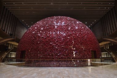 İstanbul, Türkiye - 16 Şubat 2022: Türk Telekom Opera Salonu 'nun giriş salonu manzarası ve Taksim Meydanı' nda AKM olarak bilinen Atatürk Kültür Merkezi 'nin kırmızı seramik fayansları, (Türkçe Atatürk Kultur Merkezi))