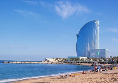 Barselona, İspanya, Mayıs. 2018: Barceloneta Sahili ve Barcelona 'daki modern gökdelen W Oteli manzarası. Mimar Ricardo Bofill tarafından tasarlandı.