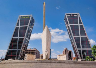 Madrid, İspanya, Mayıs. 2018: Avrupa Kapısı (Puerta de Europa) - Amerikalı mimarlar Philip Johnson ve John Burgee tarafından tasarlanmış çift taraflı ofis binaları