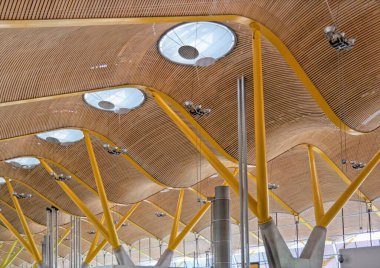 27 Temmuz 2012 'de Madrid, İspanya' da Barajas havaalanında T4 terminali. T4 terminali dünyanın en güzel ve en büyük terminallerinden biridir.