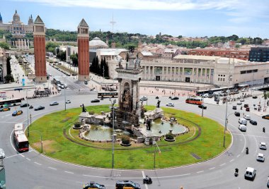 Barcelona, İspanya - Mayıs 2018: Placa d 'Espanya' nın Venedik Kuleleri ve Ulusal Sanat Müzesi 'ne doğru havadan görünüşü. Bu ikonik kare Montjuic 'in eteklerinde yer almaktadır ve önemli bir dönüm noktasıdır.