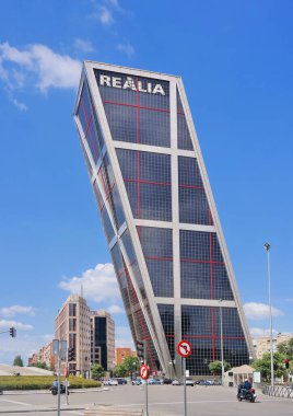 Madrid, İspanya, Mayıs. 2018: Avrupa Kapısı (Puerta de Europa) - Amerikalı mimarlar Philip Johnson ve John Burgee tarafından tasarlanmış çift taraflı ofis binaları