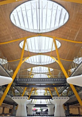 27 Temmuz 2012 'de Madrid, İspanya' da Barajas havaalanında T4 terminali. T4 terminali dünyanın en güzel ve en büyük terminallerinden biridir.