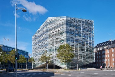 Kopenhag, Danimarka - Eylül 2022: Schmidt Hammer Lassen tarafından Kalvebod Brygge rıhtımında tasarlanan The Crystal Building 'in modern mimarisi
