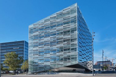 Kopenhag, Danimarka - Eylül 2022: Schmidt Hammer Lassen tarafından Kalvebod Brygge rıhtımında tasarlanan The Crystal Building 'in modern mimarisi