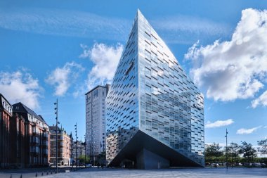 Kopenhag, Danimarka - Eylül 2022: Schmidt Hammer Lassen tarafından Kalvebod Brygge rıhtımında tasarlanan The Crystal Building 'in modern mimarisi