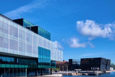 Kopenhag, Danimarka - Eylül 2022: BLOX, Hıristiyan Brygge mimarisi ve tasarımı için yeni bir prestij binası. Danimarka Mimarlık Merkezi (Dansk Arkitektur Center, DAC) OMA tarafından tasarlanmıştır.