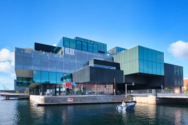 Kopenhag, Danimarka - Eylül 2022: BLOX, Hıristiyan Brygge mimarisi ve tasarımı için yeni bir prestij binası. Danimarka Mimarlık Merkezi (Dansk Arkitektur Center, DAC) OMA tarafından tasarlanmıştır.