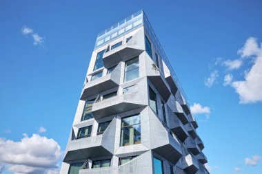 Kopenhag, Danimarka - Eylül 2022: Cobe Mimarlar tarafından tasarlanan Nordhavn bölgesinde alışılmadık modern mimari ve metal cepheli Silo daireleri