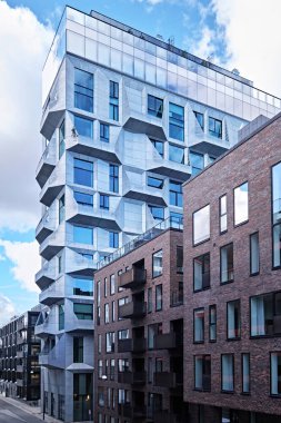 Kopenhag, Danimarka - Eylül 2022: Cobe Mimarlar tarafından tasarlanan Nordhavn bölgesinde alışılmadık modern mimari ve metal cepheli Silo daireleri