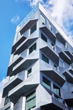 Kopenhag, Danimarka - Eylül 2022: Cobe Mimarlar tarafından tasarlanan Nordhavn bölgesinde alışılmadık modern mimari ve metal cepheli Silo daireleri