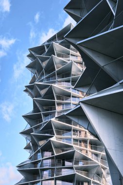 Kopenhag, Danimarka - Eylül 2022: Kaktüs Kuleleri ve Fisketorvet Dybblsbro bölgesindeki Bjarke Ingels Grubu tarafından tasarlanan üçgen balkonları.