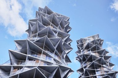 Kopenhag, Danimarka - Eylül 2022: Kaktüs Kuleleri ve Fisketorvet Dybblsbro bölgesindeki Bjarke Ingels Grubu tarafından tasarlanan üçgen balkonları.