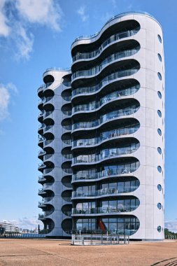 Kopenhag, Danimarka - Eylül 2022: Gelecekteki Sistemler tarafından tasarlanan Metropolis konut binasının mimarisi, Kasper Danielsen Arkitekter 2007 yılında Sluseholmen
