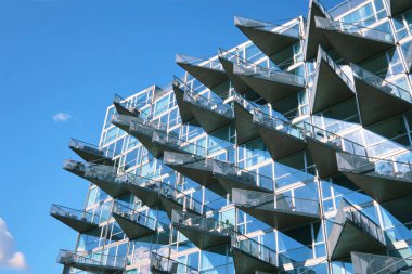 Kopenhag, Danimarka - Eylül 2022: JDS ve Bjarke Ingels Group, Orestad bölgesi tarafından tasarlanmış modern görünümlü üçgen balkonlu VM Evleri