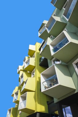 Kopenhag, Danimarka - Eylül 2022: Modern yeşil küp binalar, Orestad bölgesi JJW Arkitekter restad restad Plejecenter, Huzur Evi Projesi