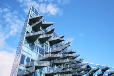 Kopenhag, Danimarka - Eylül 2022: JDS ve Bjarke Ingels Group, Orestad bölgesi tarafından tasarlanmış modern görünümlü üçgen balkonlu VM Evleri