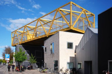 Kopenhag, Danimarka - Eylül 2022: Cobe Mimarları tarafından tasarlanan Princessegadem 'de her yaştan çocuklar için çocuk yuvası Christianshavn çocuk yuvası blokları 