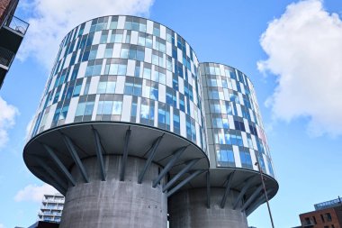 Kopenhag, Danimarka - Eylül 2022: Portland Kulelerinin manzarası, Nordhavn bölgesinde ofis bildirisine çevrilmiş iki silo. Tasarım Grubu Mimarları tarafından 2014 yılında tamamlandı.