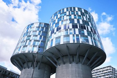 Kopenhag, Danimarka - Eylül 2022: Portland Kulelerinin manzarası, Nordhavn bölgesinde ofis bildirisine çevrilmiş iki silo. Tasarım Grubu Mimarları tarafından 2014 yılında tamamlandı.