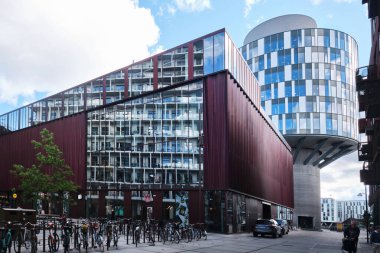 Kopenhag, Danimarka - Eylül 2022: 2019 'da Arkitema tarafından tasarlanan Big Bio Nordhavn Sinemasının modern cephesi ve Nordhavn Limanı' ndaki Portland Kuleleri 