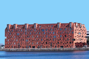 Kopenhag, Danimarka - Eylül 2022: Pier47 'nin tuğla modern cephesi, Lundgaard tarafından tasarlanan Langelinie İskelesi' ndeki bir ofis binasıdır.