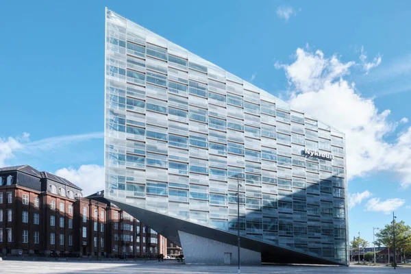 コペンハーゲン デンマーク 2022年9月 カルベボド橋のウォーターフロントにあるシュミット ハマー ラッセンによって設計された銀行Nykreditの本社であるクリスタル ビルの現代建築 — ストック写真