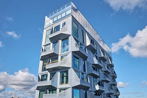 コペンハーゲン デンマーク 2022年9月 コービー アーキテクツによって設計されたノルトハーン地区の珍しい近代建築と金属製のファサードを持つシロアパート — ストック写真