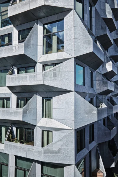 コペンハーゲン デンマーク 2022年9月 コービー アーキテクツによって設計されたノルトハーン地区の珍しい近代建築と金属製のファサードを持つシロアパート — ストック写真