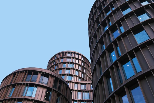 コペンハーゲン デンマーク 2022年9月 Lundgaard Tranberg Arkitekterによって設計されたTivoli Gardensとは対照的に コペンハーゲンの5つの丸い塔現代オフィスビルガラスと銅で構成されるアクセルタワー — ストック写真