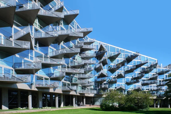 コペンハーゲン デンマーク 2022年9月 JdsとOrestad地区Bjarke Ingels Groupによって設計されたモダンな外観の三角形のバルコニー付きVmハウス — ストック写真