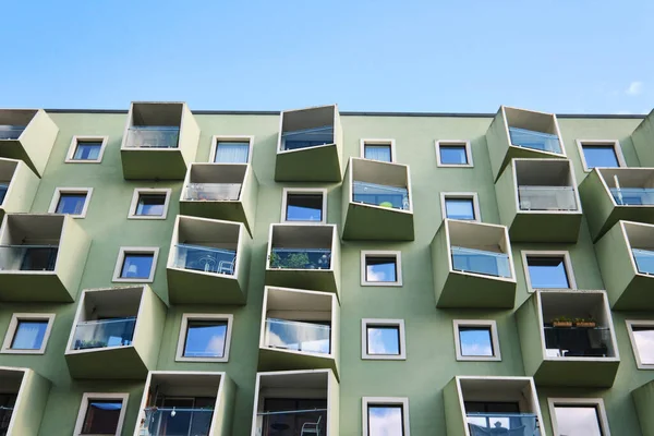 コペンハーゲン デンマーク 2022年9月 Jjw Arkitekter Restadによって設計されたオレスタード地区の近代的な緑の黄色のキューブの建物プロジェクト シニア住宅プロジェクト — ストック写真