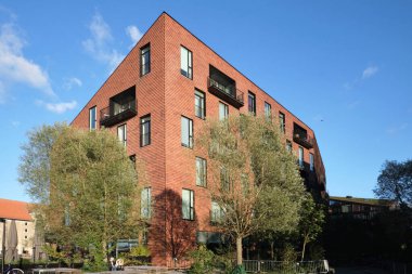 Kopenhag, Danimarka - Eylül 2022: Cobe ve Vilhelm Lauritzen tarafından tasarlanmış tuğla cepheli Kroyers Plads 'ın modern mimarisi