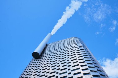 Kopenhag, Danimarka - Eylül 2022: Kopenhag Atık Enerji Santralinin manzarası, Amager bölgesindeki kayak yamacında baca ve buharla