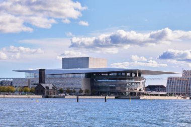 Kopenhag, Danimarka - Eylül 2022: Henning Larsen tarafından tasarlanan çağdaş bir bina olan Kopenhag Opera Evi 'nin (operaen) su manzarası
