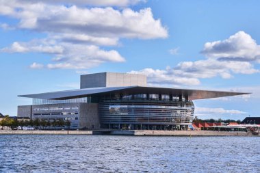 Kopenhag, Danimarka - Eylül 2022: Henning Larsen tarafından tasarlanan çağdaş bir bina olan Kopenhag Opera Evi 'nin (operaen) su manzarası