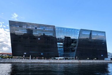 Kopenhag, Danimarka - Eylül 2022: Kara Elmas, Kopenhag 'daki Danimarka Kraliyet Kütüphanesi' ne modern deniz kenarı uzantısı. Danimarkalı mimarlar Schmidt Hammer Lassen tarafından tasarlandı.