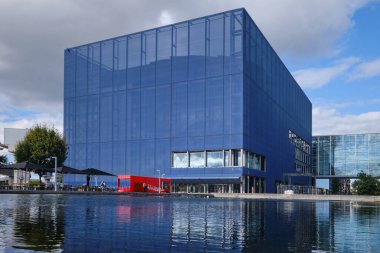 Kopenhag, Danimarka - Eylül 2022: Jean Nouvel tarafından tasarlanan Danimarka Radyo Konser Evi (DR Koncerthuset) mavi kulübe biçimli bina