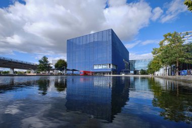 Kopenhag, Danimarka - Eylül 2022: Jean Nouvel tarafından tasarlanan Danimarka Radyo Konser Evi (DR Koncerthuset) mavi kulübe biçimli bina